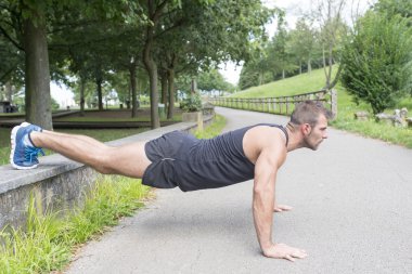 Atletik erkek eğitim ve iş push up, açık.