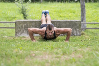 Atletik erkek şınav, açık.