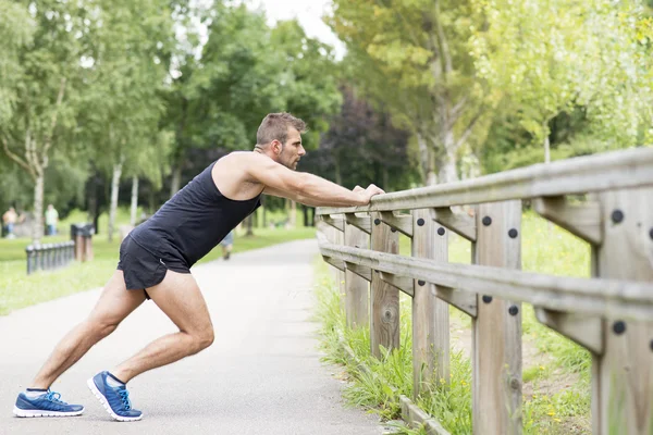 Homem atlético fazendo flexões, ao ar livre, conceito de estilo de vida saudável . — Fotografia de Stock