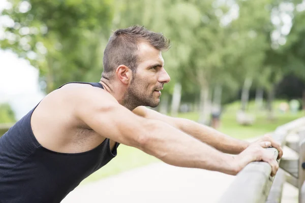 Porträtt av atletisk man gör armhävningar, utomhus. — Stockfoto