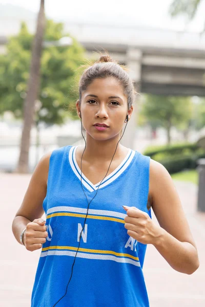 Retrato de atleta mujer corriendo, al aire libre . —  Fotos de Stock