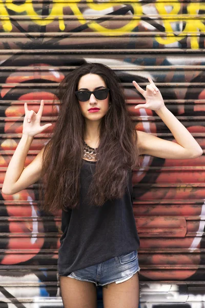 Retrato urbano de mulher bonita estilo de vida rock no fundo urbano . — Fotografia de Stock