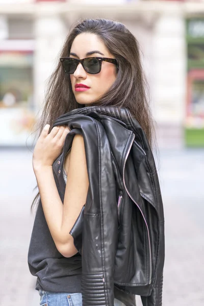 Retrato de mulher casual bonita com óculos de sol, conceito de estilo de vida urbano . — Fotografia de Stock