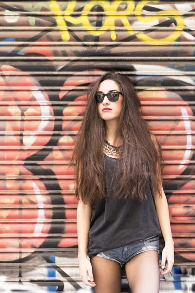 Urban portrait of beautiful woman rock lifestyle on background. — Stock Photo, Image