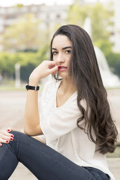 Retrato de mulher sensual elegante, ao ar livre . — Fotografia de Stock