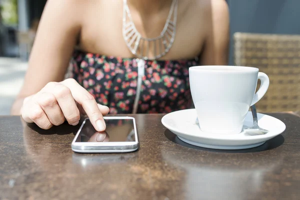 Gros plan des mains à l'aide d'un téléphone intelligent avec doigt . — Photo