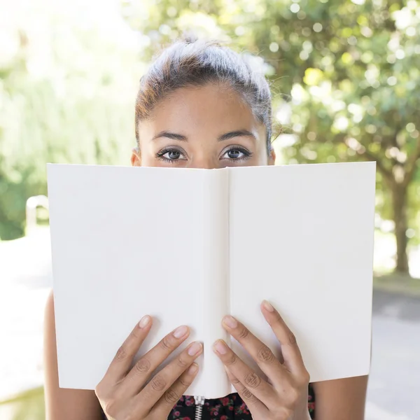 Woman holding withe book and looking at camera, outdoor. — Stock Photo, Image