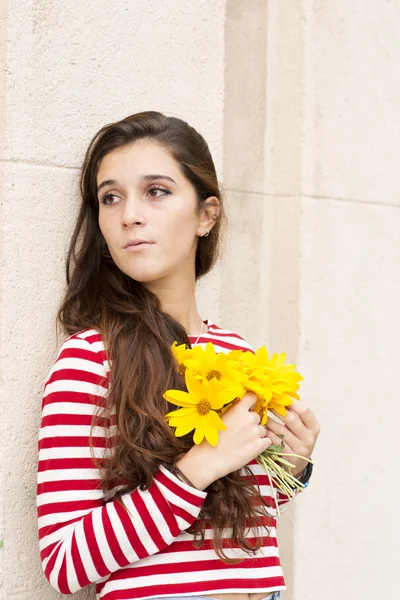 Mulher bonita romântica e pensativa com buquê de flores olhando para longe . — Fotografia de Stock