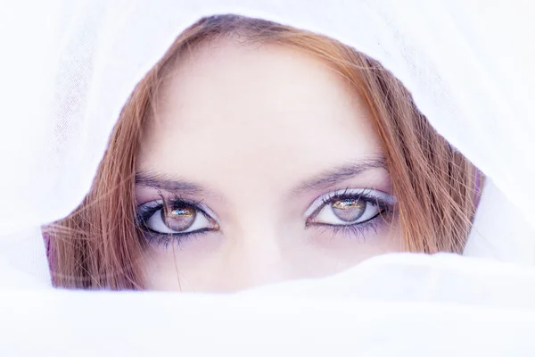 Close-up retrato de bela mulher com intence olhos verdes árabe — Fotografia de Stock
