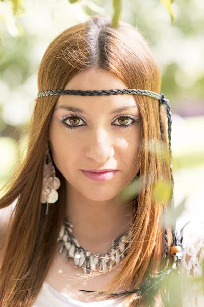 Closeup retrato de bela menina hippie olhando para a câmera . — Fotografia de Stock