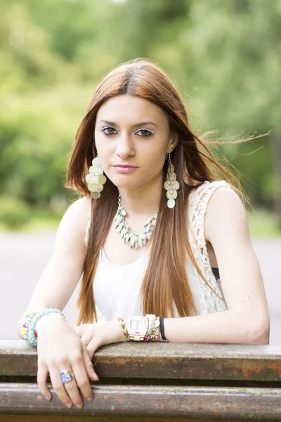 Retrato de una hermosa joven en el parque. — Foto de Stock