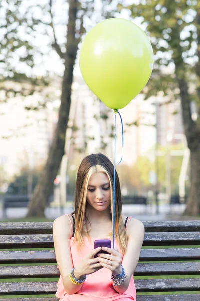 Dziewczyna szuka wiadomości na telefon, szczęście łączenia ludzi concep — Zdjęcie stockowe