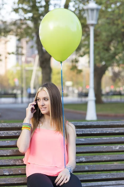 Lächeln Mädchen suchen Nachricht am Telefon, Glück verbindet Menschen Konzept. — Stockfoto