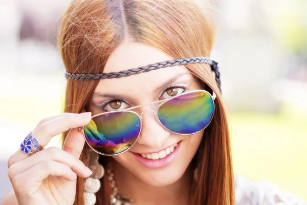 Nahaufnahme Porträt einer lächelnden schönen Hippie-Frau, die rüber schaut — Stockfoto