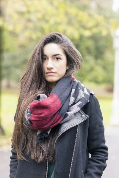 Mulher bonita usando cachecol no parque . — Fotografia de Stock