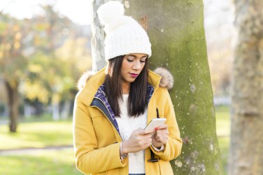 Mesaj seyir telefon, açık kap ile güzel kadın.