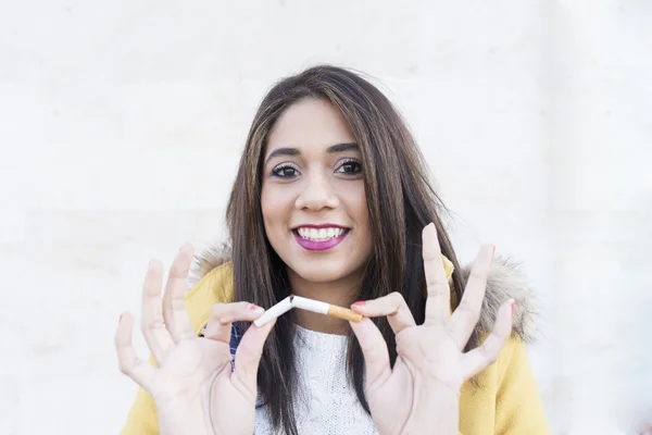 Sonrisa y mujer positiva romper el cigarrillo, concepto de estilo de vida saludable . —  Fotos de Stock