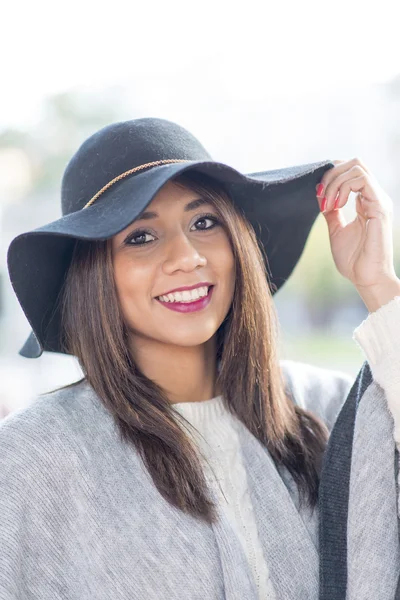 Hermosa felicidad mujer latina con sombrero . —  Fotos de Stock