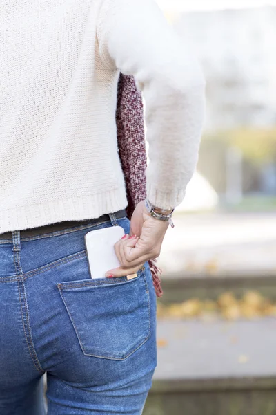 Teléfono inteligente de mano de mujer en el bolsillo trasero, estilo de vida moderno con —  Fotos de Stock