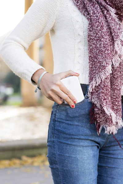 Mujer guardar el teléfono celular en los bolsillos, concepto de estilo de vida moderno . —  Fotos de Stock