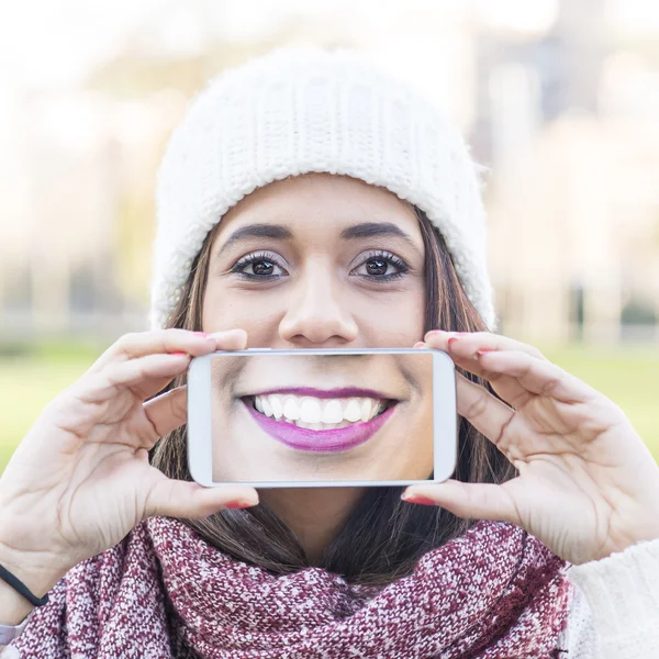 Tela vai sorrir ver o telefone, selfie retrato mulher felicidade . — Fotografia de Stock