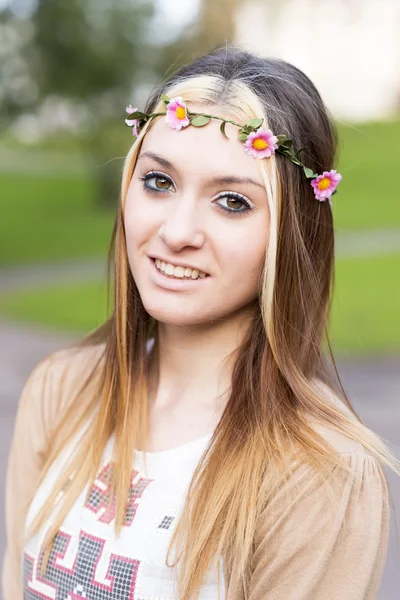 Portrait de bonheur belle fille style hippie, en plein air . — Photo