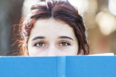 Mavi Kitap güzel beyaz kadınla closeup portresi.