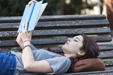 Güzel kız mavi kitap, açık okuma bankta yalan.