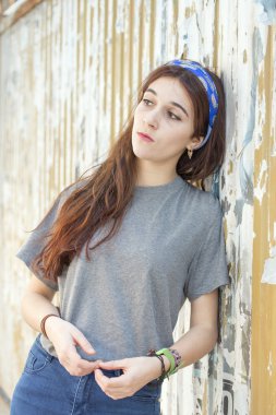 Dalgın güzel kadın, PIN tarzında arıyor.