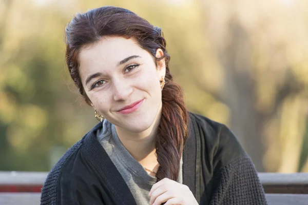 Retrato de hermosa mujer joven caucásica sonriente, al aire libre . — Foto de Stock