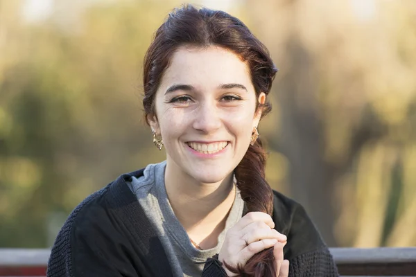 Retrato de hermosa mujer joven caucásica sonriente, al aire libre . — Foto de Stock