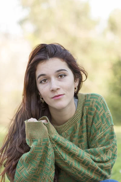 Mulher branca bonita com camisa verde, ao ar livre . — Fotografia de Stock