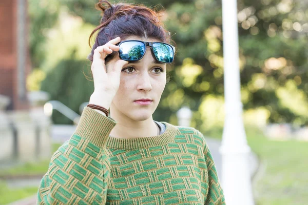 Portrait de chère belle femme avec des lunettes de soleil, extérieur . — Photo