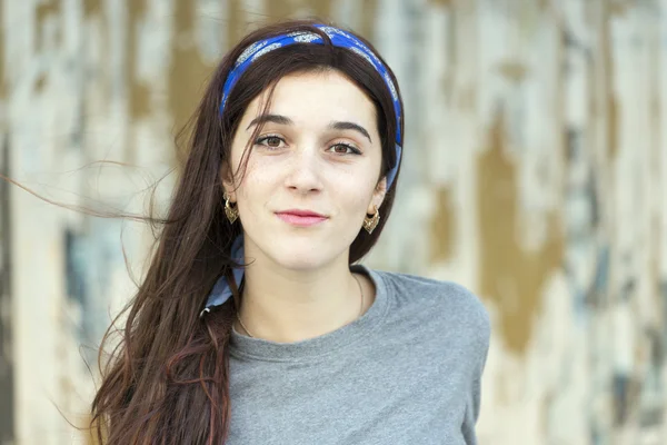 Retrato de menina felicidade com bandana, pin up estilo . — Fotografia de Stock