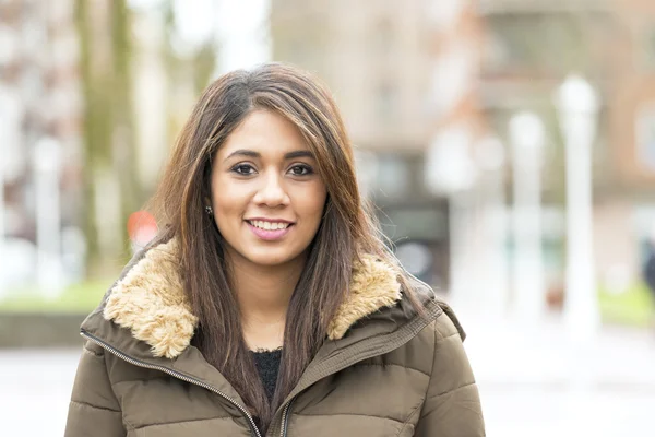 Retrato de una hermosa mujer latina sonriente en la calle . —  Fotos de Stock