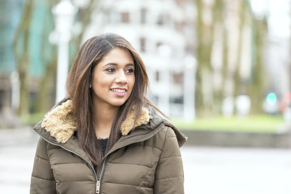 Retrato de una hermosa mujer latina sonriente en la calle . —  Fotos de Stock