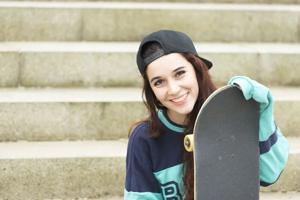 Urban portrait of cheerful young woman with skateboard, urban lifestyle concept. — Stock Photo, Image