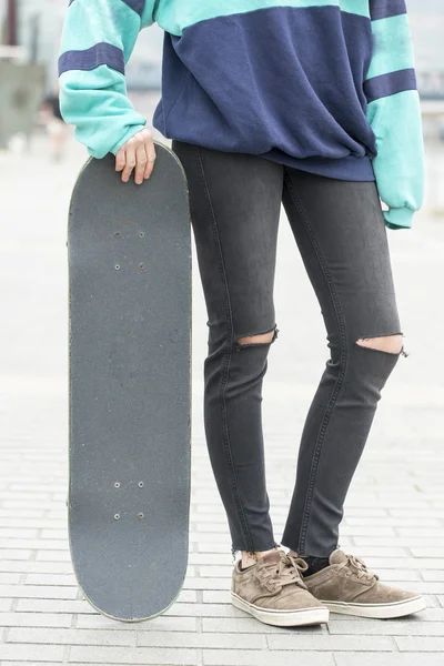 Main et pieds avec skateboard, concept de style de vie urbain . — Photo