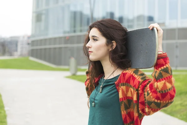 Gros plan portrait urbain belle fille avec planche à roulettes . — Photo