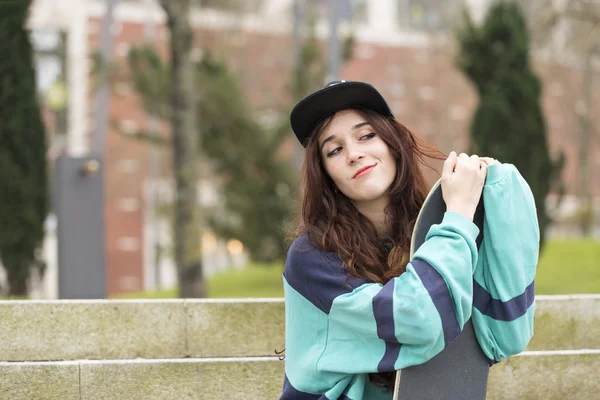 Retrato de jovem hipster com skate, conceito de estilo de vida urbano . — Fotografia de Stock
