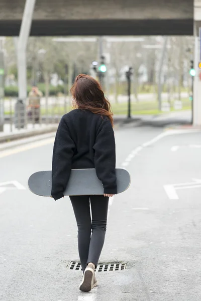 Hipster giovane donna cammina sulla strada in strada, concetto di stile di vita adolescenziale . — Foto Stock