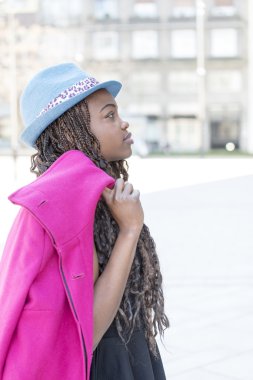 Sokakta şapkalı güzel rahat Afrikalı kadın portresi.