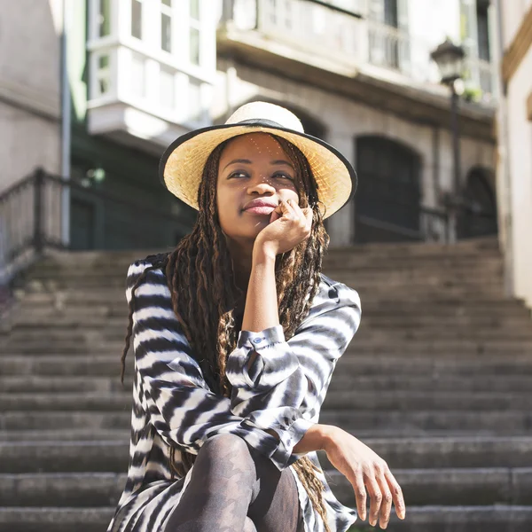 Portret van mooie Afrikaanse vrouw met hoed in de straat. — Stockfoto