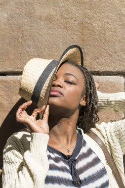 Güzel bir kadın yüzü şapka, kentsel tarzı ile kapak.