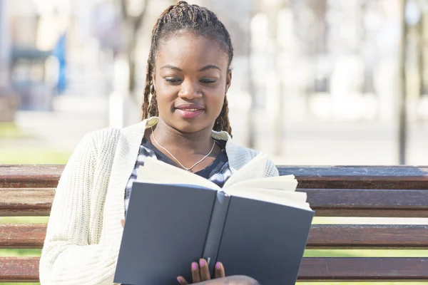 美好的幸福非洲的年轻女子在公园里读书. — 图库照片