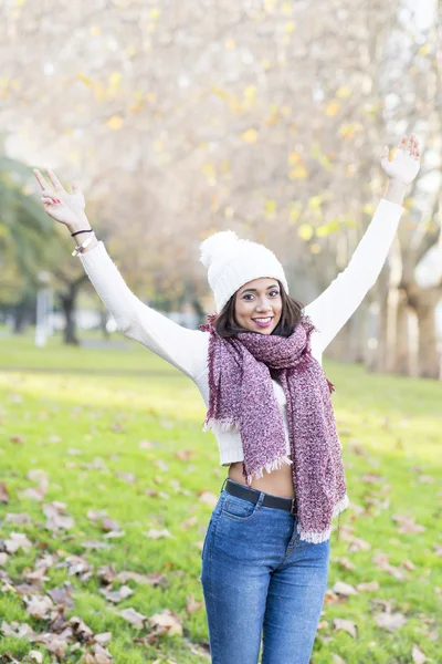 Geluk positieve vrouw met hoed en sjaal verspreiding van handen, buiten. — Stockfoto
