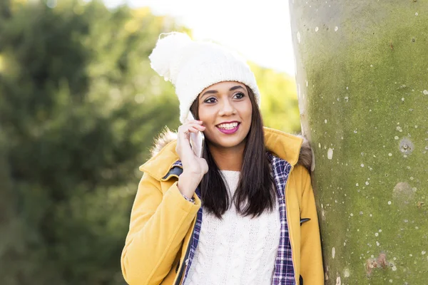 Smiling beautiful woman talking by phone, winter lifestyle concept. — Stock Photo, Image