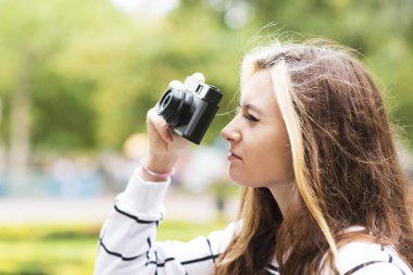 Güzel genç kadın ile sokakta klasik fotoğraf makinesi.
