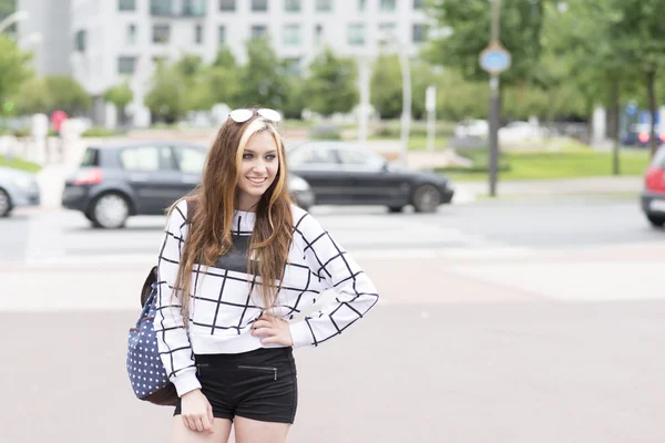 Sorrindo hipster jovem mulher com mochila na rua olhando para longe . — Fotografia de Stock