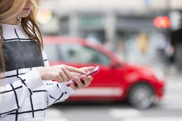 Detalle de manos con teléfono celular en la calle, concepto de estilo de vida moderno . —  Fotos de Stock
